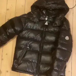 Hej! Säljer min moncler maya som är i nyskick, skriv via intresse (endast seriösa tack)