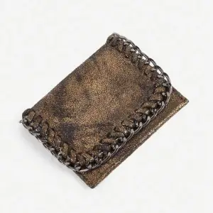 En utav våra populära ”Bella” plånbok i färgen svart🤎