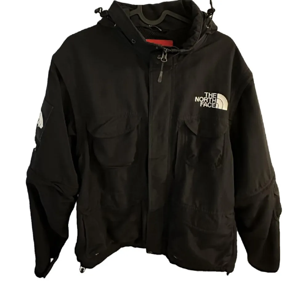 Supreme®/The North Face®  Trekking Convertible Jacket  Style: Black  Size: Medium  . Jackor.