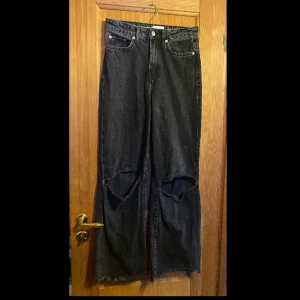 Jeans  - Säljer dessa byxor från lager157 , gjort hål själv därav priset. Dem heter boulevard på lager 157 sida. Använda förtal gånger  Stolek xs.  köparen står för frakten 