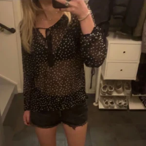 Blus❤️ - Säljer denna prickiga och genomskinliga blus då den är för stor för mig! Köpte här på plick och bilder är från tjejen ja köpte den av❤️ Storlek S men skulle även kunna passa M, 36/38! Köpte för 120kr och säljer för 90kr då jag bara vill få bort den❤️