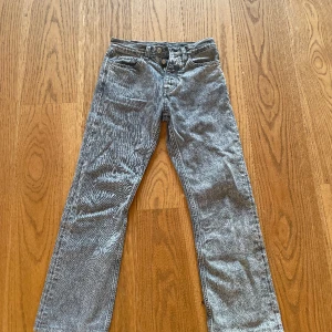 HOPE Jeans  - Köpta för ett halv år sen, ny pris 1800kr från HOPE egna hemsida. Dom är i jätte bra skicka, låhmidjade, och raka jeans, uppsydda ungefär med 10 cm så om man är 165-170 så passar dom perfekt. Funkar både till tjej och kille, bra pass form vid bakdelen osv