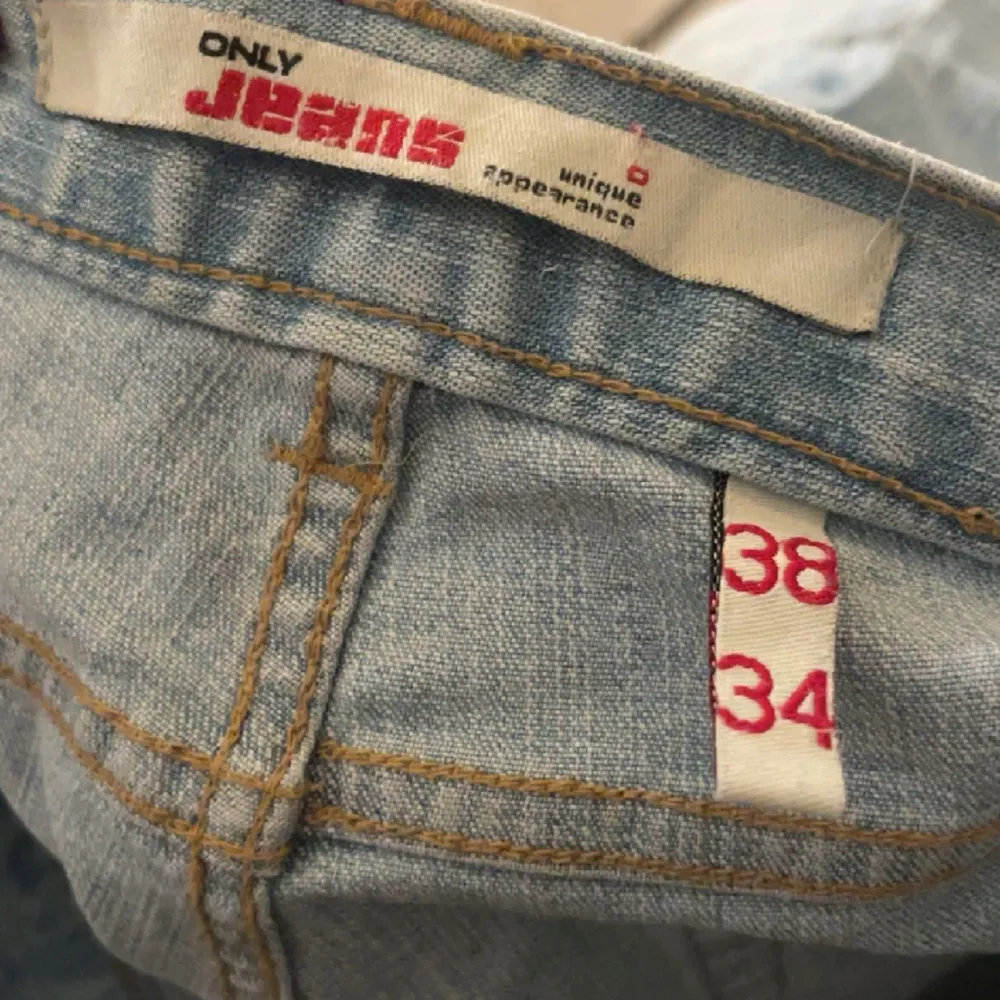 Super snygga low waist och inga skador alls de är som nya😊säljer pga av att de inte kommer till användning, (lite baggy). Jeans & Byxor.