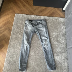 Dondup George (3 par) - Tre stycken Dondup george jeans i strl 33  Grymt snygga och bekväma jeans från Italien.  Inköpta på United Fashion i Göteborg för 4100kr - 3800kr  -3800 kr  Ca 11.000kr för Jeansen (nya)  Jeansen är extremt välvårdade   5250 (paket)  2000 kr/st annars    