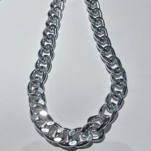 kedje halsband - ett silver kedje halsband ⛓️väldigt fint skick! frakt 18kr med swish, eller använd köp nu!