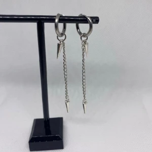 The long spike earrings⛓️🤍 - Supersnygga handgjorda örhängen!💕1 st för 55kr och 2 st för 110kr💕Längden är 8,5cm, materialet är rostfritt stål, järn & zink.💗Dessa kan göras nickelfria💕