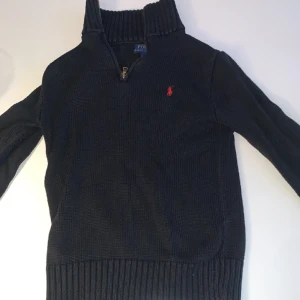 Svart polo Ralph lauren halv zip - Skick 8/10 väldigt bra material passar folk mellan 150-160 cm