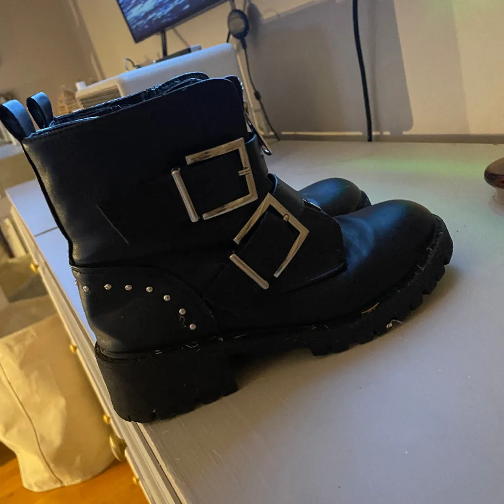 Kängor/ boots i storlek 36, fint skick, super sköna! Köparen står för frakten . Skor.