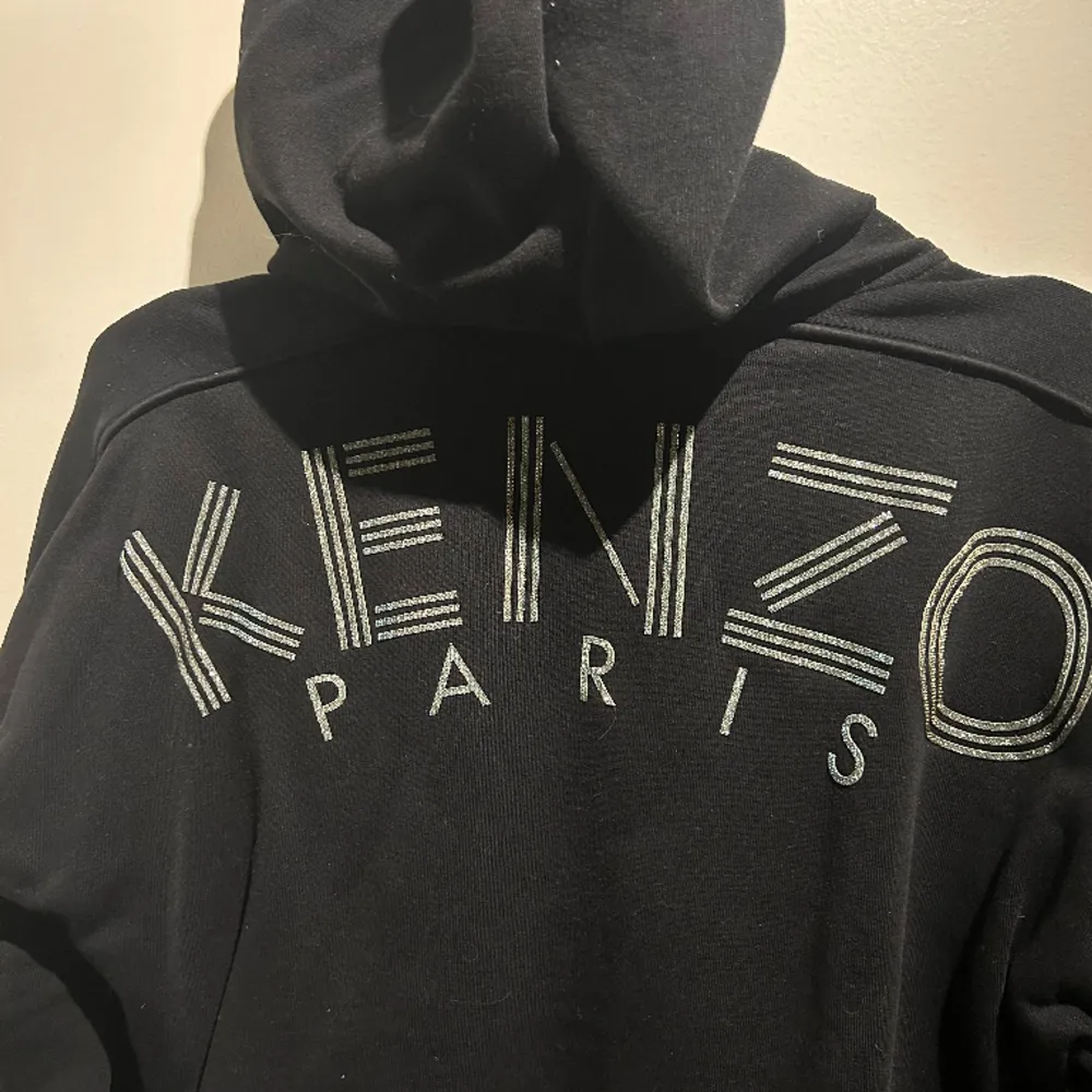 En kenzo Paris hoodie, köpt på johnells. Glittertryck på ryggen, mycket fint skick. Hoodies.