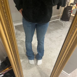 Zara jeans  - Säljer dessa snygga zara jeans. Är i bra skick. Är 160cm. Klippt av men passar olika längder. 