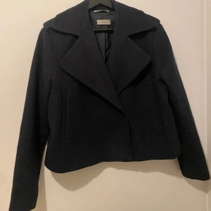 Hunkydory Jacka - Jättefin kort Hunkydory jacka i ull. Marinblå storlek Small. 