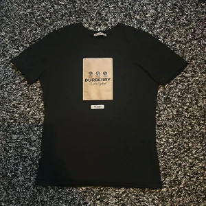 Burberry T-Shirt - Nu säljer jag min otroligt fina burberry t-shirt. Det är en rep. Fungerande QR kod. 