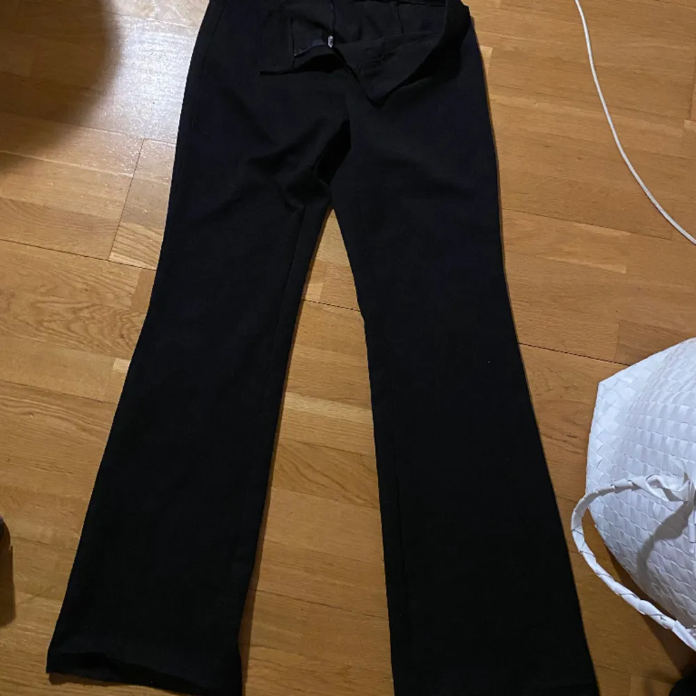 Ett par svarta mid-waist kostymbyxor.  Kommer sällan till användning tyvärr.  Står att det är M men passar som i S. . Jeans & Byxor.