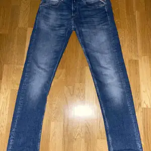 Säljer nu dessa feta replay jeans i storleken (31 34), modellen heter groover.