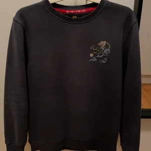 Alpha industries  - Sweatshirt från Alpha industries. Grymt snygg med häftigt tryck på ryggen. Storlek M, cond 9/10!