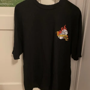 T-shirt med tryck - Den är knappt använd, fint skick. Trycket är intakt och inte sprucket.  