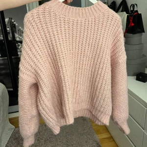 Rosa stickad tröja - Säljer denna tröja, kom privat för mer frågor❤️ Kan gå ner i pris vid snabb affär 