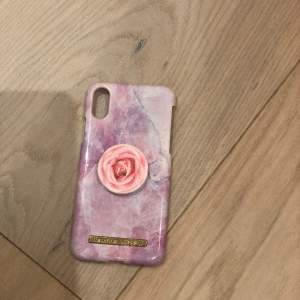 Här är ett gulligt fint mobilskal till iPhone X. Det är rosa marmor på själva skalet med en propp med en ros.🩷🌹 Säljer för att jag då inte använder det för att jag inte gillar rosa. Original pris: 349. Säljer för 200. Köparens ansvar till frakten.❤️