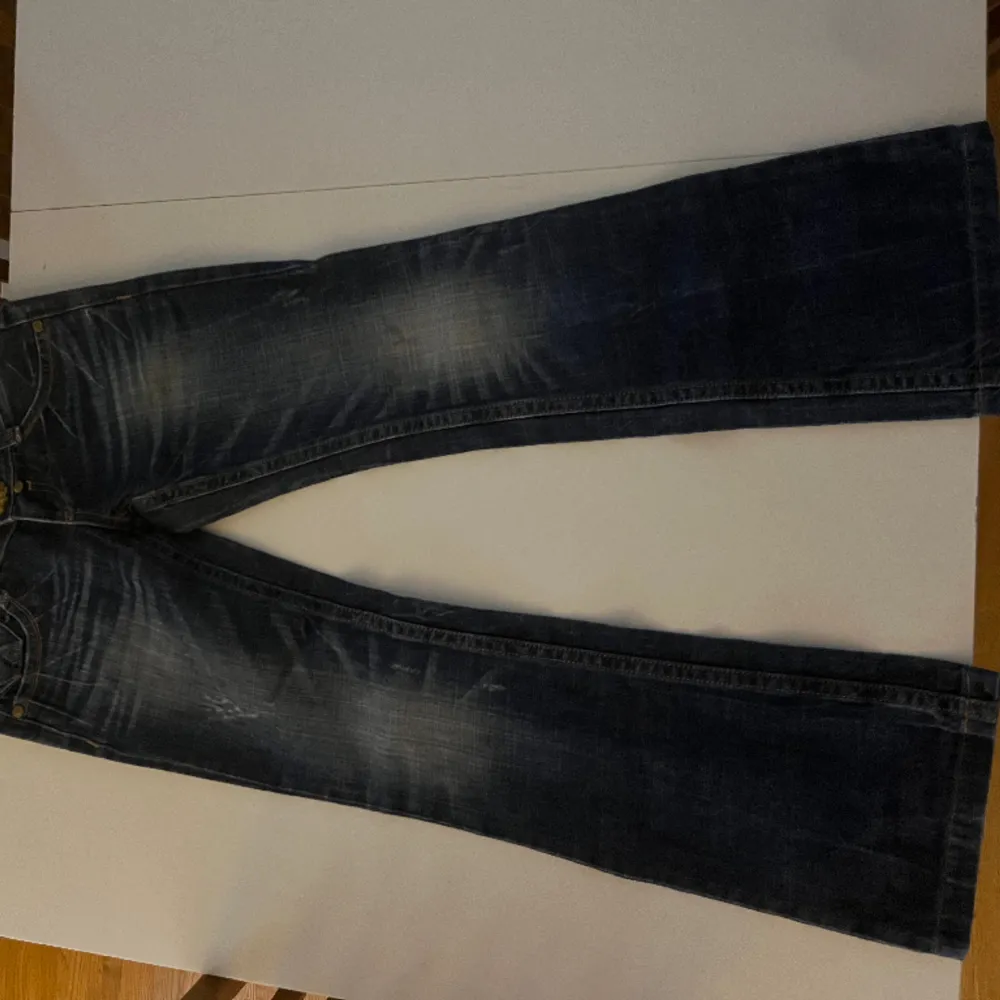 Svin coola Low waist bootcut jeans med snygga detaljer vid fickorna! Jag är 164 och jeansen är för korta för mig🩷midjemåttet är 70 cm och innerbenslängden 73 cm, kontakta för fler frågor!. Jeans & Byxor.