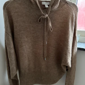 Stickad tröja  - Stickad tröja från hm och i ullmix, är lik softgoat!🤎