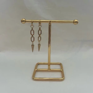 ÖRHÄNGEN  - Väldigt fina örhängen! Finns i silver och guld.  Köp för 119kr/st Eller 209kr/paret. Modell 130 Smyckes ställningen finns även att köpa för 299kr!