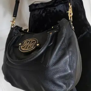 Tory Burch Amanda classic hobo bag. Excellent condition.  Soft leather in the Classic Amanda Hobo versatile design. This is the large handbag.  Can be carried with the 2 leather handles or worn as a Cross-Body with the adjustable or detachable leathe