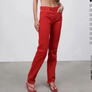 Röda jeans - Populära jeans i lång modell från Zara!❤️iprincip oanvända