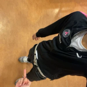 psg zip up - säljer en psg tröja som sitter lite kort på mig, skick 8/10 men har tyvärr växt ur den. byxorna ingår men har fläckar av fotbolls gräs vid knäna där skicket är 5/10 nypris på settet är 2000  strlk XS passar S