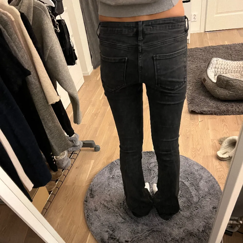 Jättesnygga lågmidjade bootcut jeans från Zara. Storleken är 36 men skulle säga att de mer är en 34. Lita långa på mig som är cirka 166. Använda men fortfarande i bra skick!💗. Jeans & Byxor.