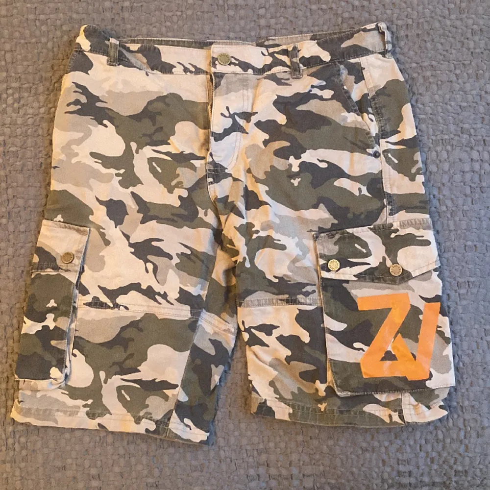 Zadig Voltaire jeans shorts i camoflage mönster. Storlek xs/14 år. Säljer även matchande jacka. . Shorts.