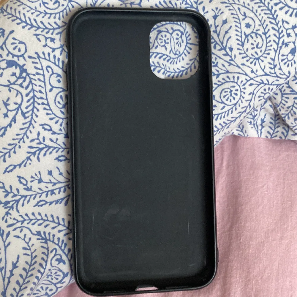 Har ett mobilskal från SHEIN som de står ”no bad vibes”. Ett svart skal till iPhone 11. Har använt den några gånger men skalet är ändå i ganska bra skick. Ett fint skal. Säljer för 20 kr💕🌸💖🌈💋🪩⚡️. Övrigt.