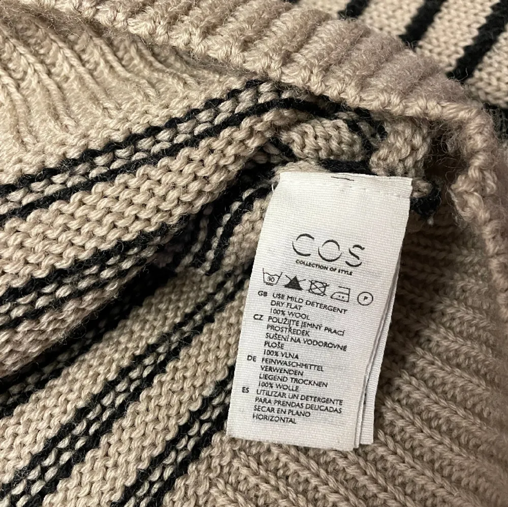 Finaste randiga stickade tröjan från COS i ull  i strl S. Så varm och tjock och i Väldigt bra skick! (Pris kan diskuteras :). Tröjor & Koftor.