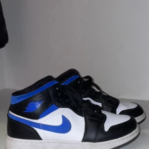 Jordan air 1 - Jordans i storlek 40 (gs). Köptes för något år sedan, använts några få gånger och sedan inte kommit till användnig. Nästan i nyskick. Inga märken eller crease. Köpta från Restocks. Har originalförpackning kvar och kvitto. Pris kan diskuteras! ☺️☺️