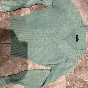 Tröja/hoodie - Sååå fin tjocktröja i turkos färg storlek xs. Rekommenderar! Dyr vid inköpet. Säljes pga stor garderobrensning. Kika gärna på mina andra annonser, säljer mycket. Samfraktar gärna:)
