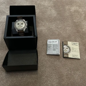 Omega moonswatch - Tjena! Säljer denna snygga klocka jag köpte i somras i Köpenhamn, Danmark! Pågrund av att jag inte använder längre och har en spricka runt glaset. Färg brun Cond:7/10