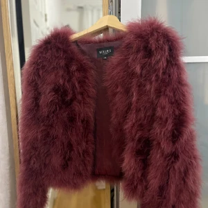 Pälsjacka  - Letar du efter en pälsjacka som verkligen sticker ut? Denna pälsjacka i storlek XS är precis vad du behöver! Med en supermjuk päls och unika desgin kommer du att vara i centrum för uppmärksamhet var du än går. 