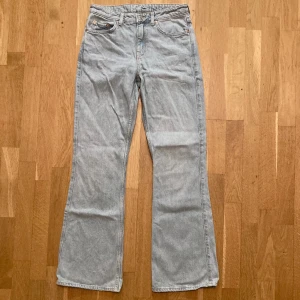 Sway lågmidjade bootcut jeans från Weekday, stl 26/32 - Jeansen kommer från Weekday och är i modellen Sway, de är ljusa i färgen och är i gott använt skick. Har även ytterligare en annons uppe med samma jeans i en mörkare tvätt. Klicka gärna på köp nu och meddela för eventuella frågor. :)