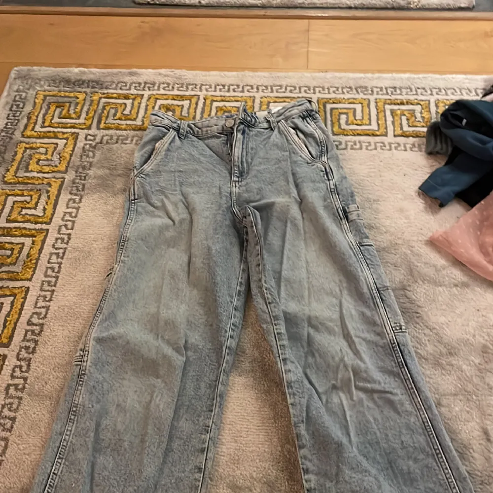 Jättefina wide jeans som knappt är använda. Faktiskt sköna och moderna. Ljusblåa vilket är populärt. Jeans & Byxor.