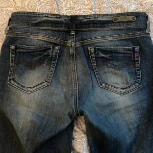 Lågmidjade, raka (lite bootcut) jeans från Replay. Nästan inga tecken på användning och jättesköna. Midjemått tvärsöver: 40 cm, innerben: 78 cm. Säljer då de är lite för stora för mig. Skriv för mer information/bilder!