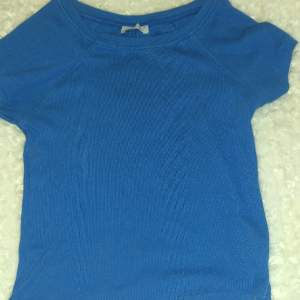 Säljer denna skit snygga blåa tröja pga den inte kommer till användning längre.💕 Den är i storlek Xs.💕 Märket är eight Sthlm 