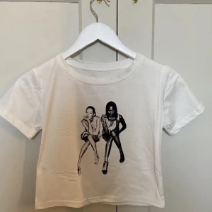 T-shirt med tryck  - Häftig t-shirt med tryck, knappt använd och har inga defekter ⭐️