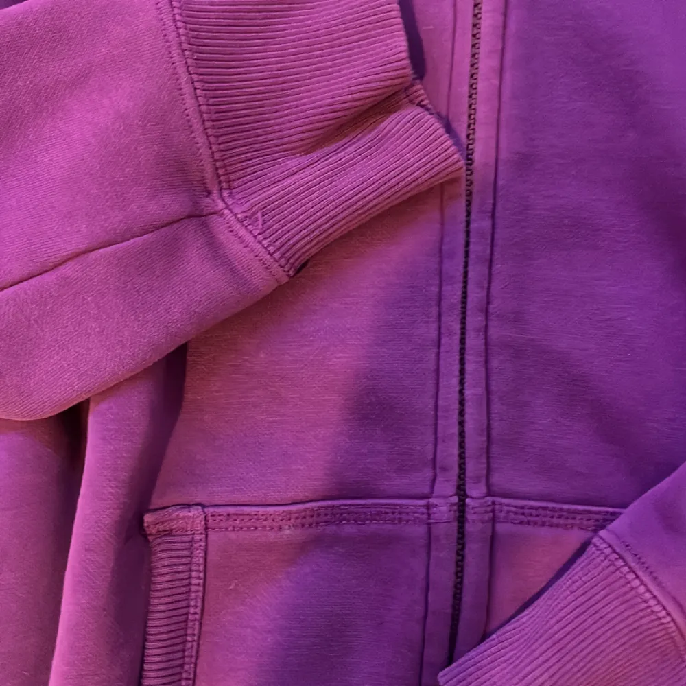 Zip hoodie från Puma, väldigt använt skick och köpt säcken hand känns inte som en xl utan mindre om den är lite oversize. Hoodies.
