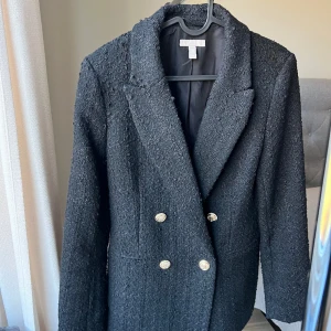 Kavaj från H&M - Kavaj från H&M i väldigt bra skick, använd endast ett fåtal gånger. Storlek XS