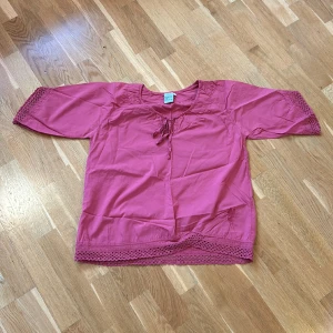 Hallonröd blus, L, House of Lola - Din hallonröd blus med spets/hålmönster längst ner på ärm och själva blusen, L, House of Lola, bra skick 