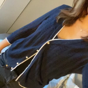 blå kofta 🌊 - så fin blå kofta med lite mönstring. bra skick och inga defekter, skriv för mer bilder 💙💙