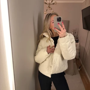 NA-KD pu jacka - SUPER SNYGG jacka från NAKD i vit PU🥰