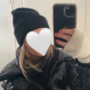 Svart mössa - Svart ribbad mössa från Bikbok Nypris:199kr Mitt pris:99kr🤍