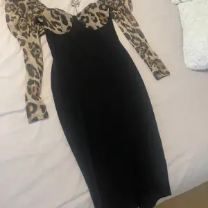 Helt ny svart klänning med leopard mönster, från Boohoo. Aldrig använd prislapp kvar!🖤