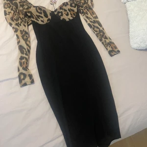 Klänning från boohoo helt ny - Helt ny svart klänning med leopard mönster, från Boohoo. Aldrig använd prislapp kvar!🖤