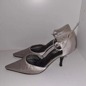 Fina lågklaclade skor som är thriftade så inte helt nya men inga jättesynliga skador.💕💕